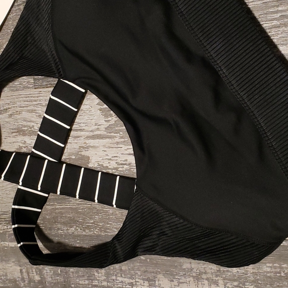 3/60 Lilybod sports bra - Picture 2 of 3